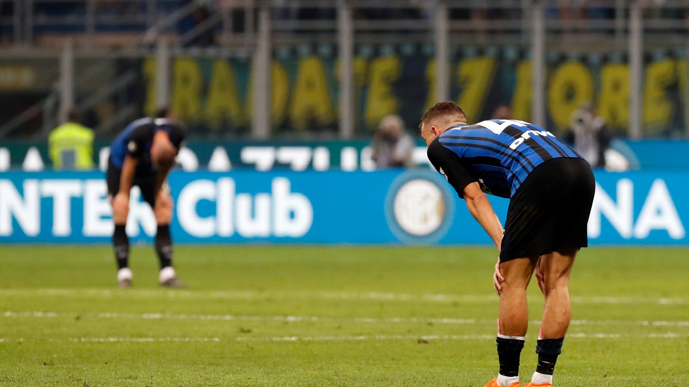 Hráči Interu Miláno akoby nerozumeli, čo sa stalo. Ešte v 87. minúte doma viedli nad Juventusom, napokon prehrali.