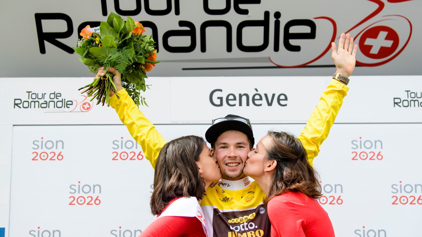 Slovinský cyklista Primož Roglič (uprostred) z tímu LottoNL – Jumbo sa teší na pódiu z celkového triumfu na 72. ročníku pretekov Okolo Romandie v Ženeve.