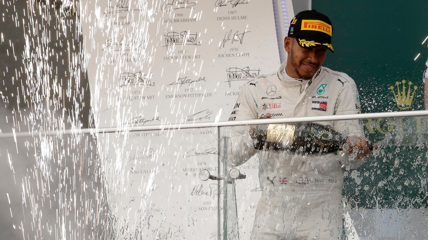 Britský jazdec Lewis Hamilton z tímu Mercedes sa teší po triumfe na Veľkej cene Azerbajdžanu, štvrtých pretekoch seriálu MS Formuly 1 na mestskom okruhu v Baku.