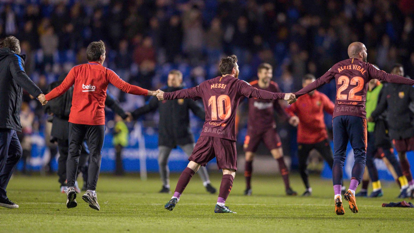 Hráči FC Barcelona po zápase oslavovali zisk majstrovského titulu.