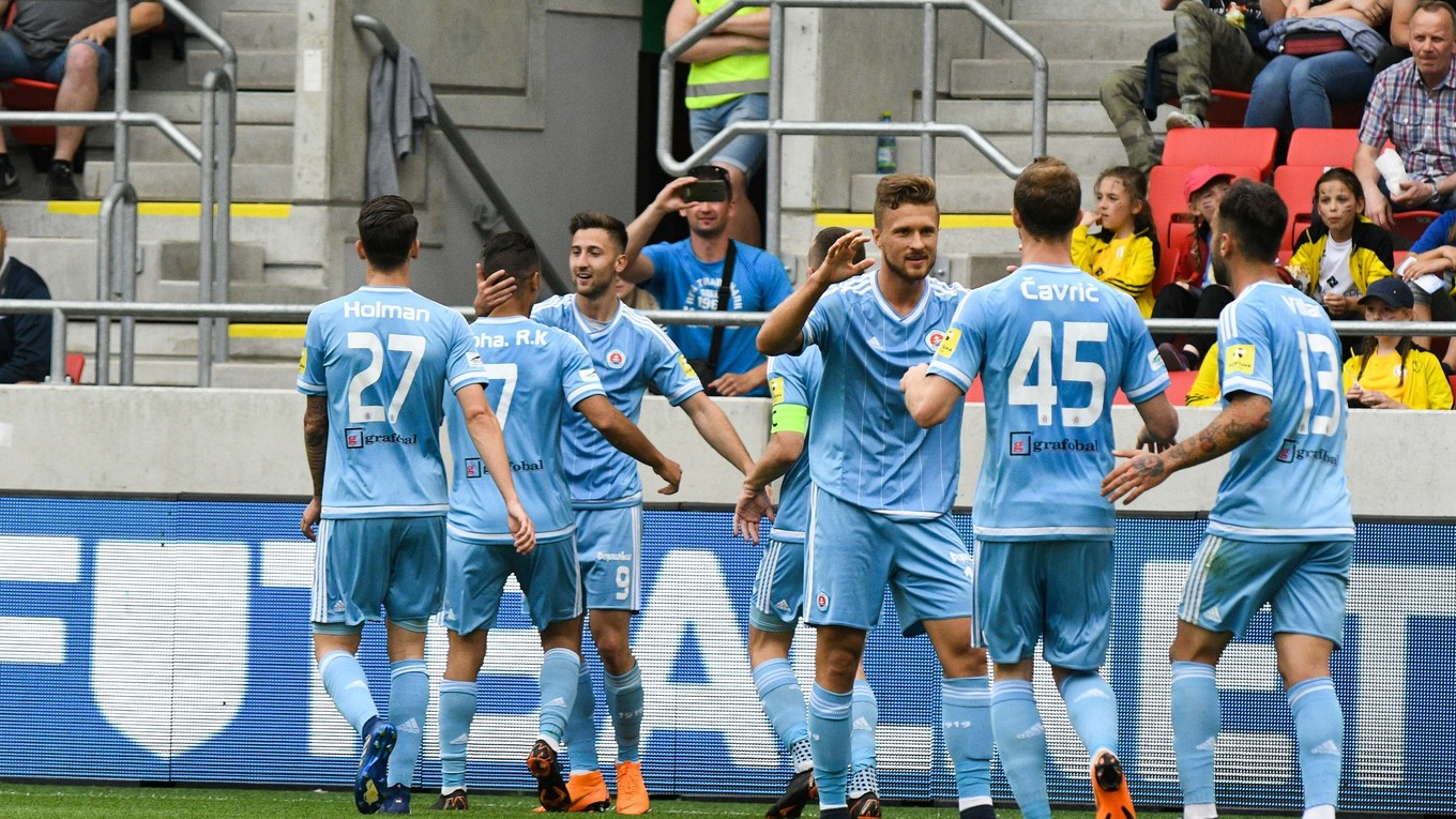 Futbalisti Slovana Bratislava sa radujú po úvodnom góle zápasu.