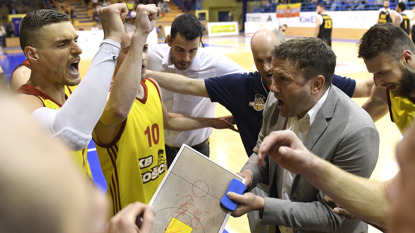 Tréner Košíc Miljan Čurovič (vpravo) po zápase zúril.