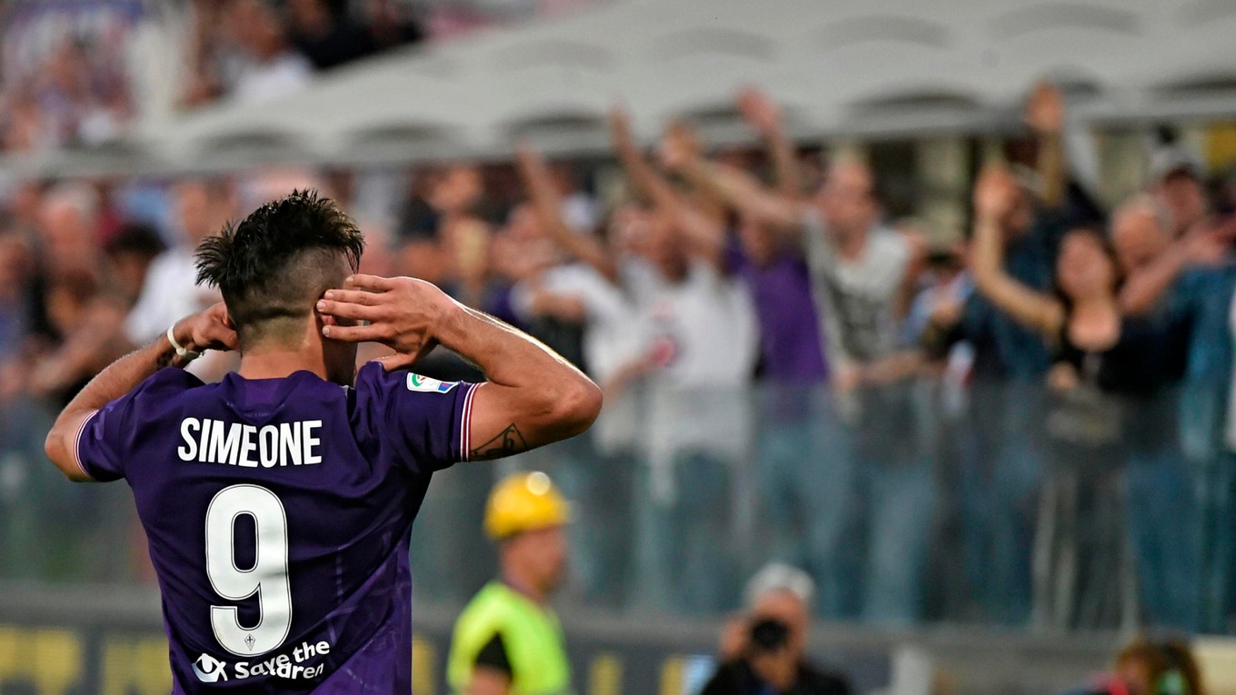 Útočník ACF Fiorentina Giovanni Simeone sa teší po strelení hetriku.