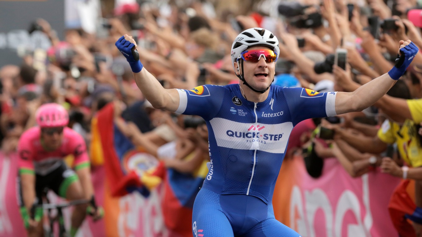Talian Elia Viviani oslavuje triumf v druhej etape na Giro d'Italia.