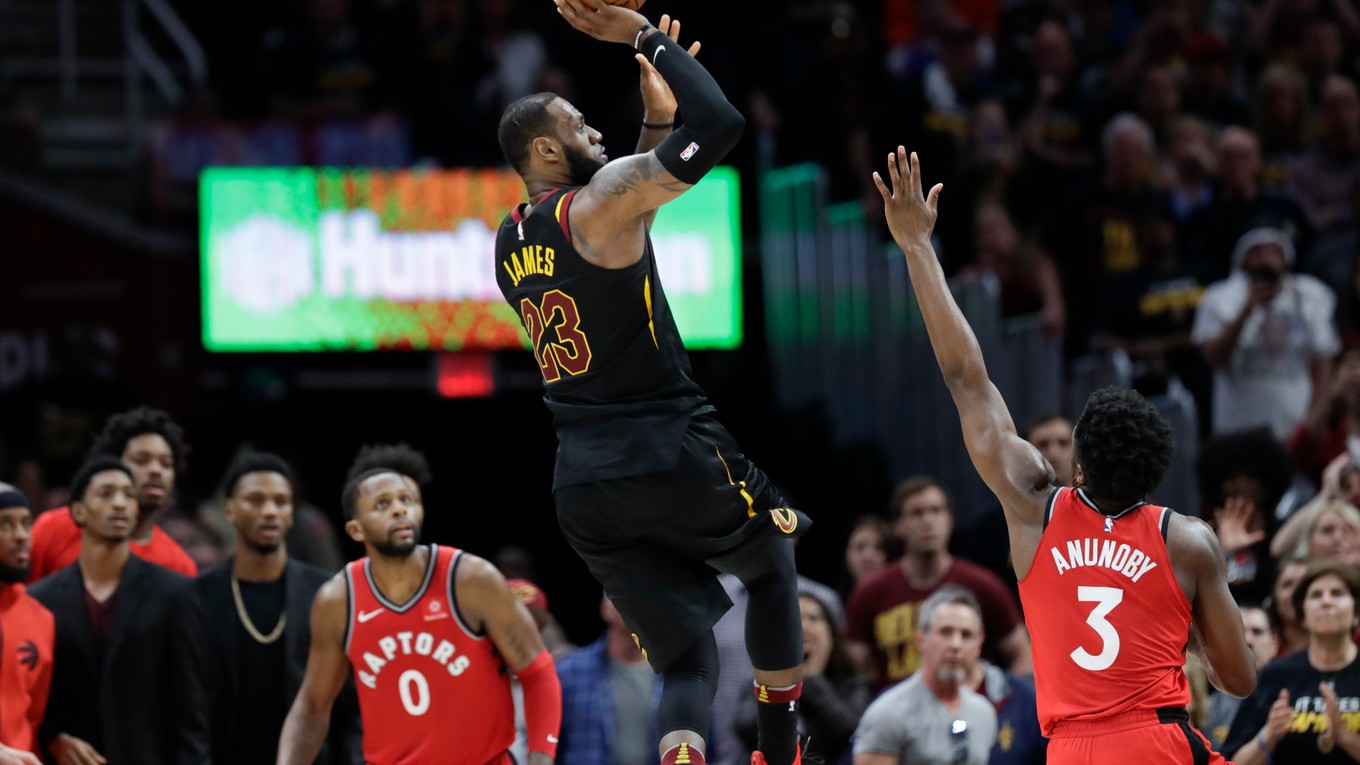 LeBron James strieľa.