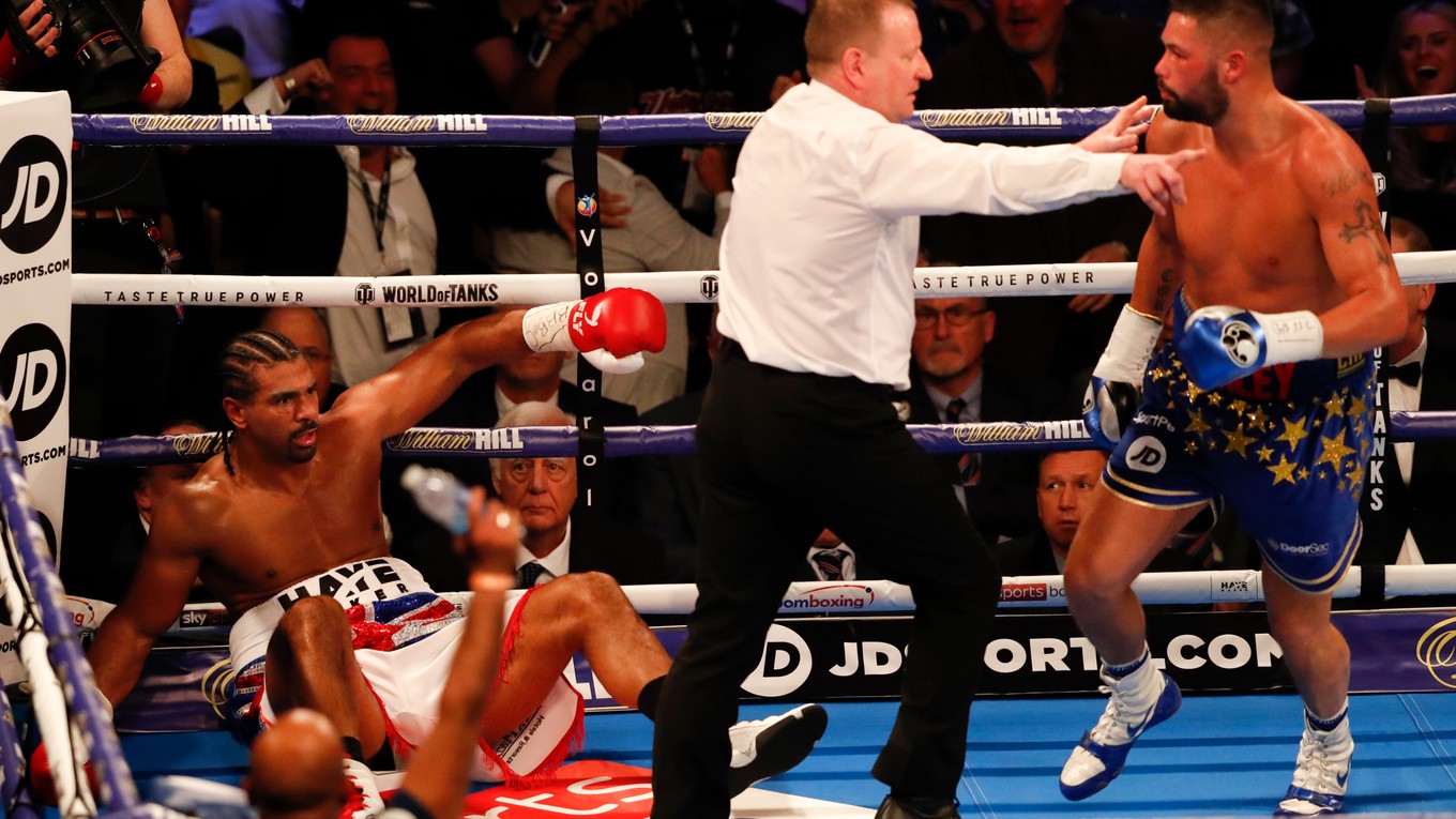 David Haye na zemi po údere Tonyho Bellewa.