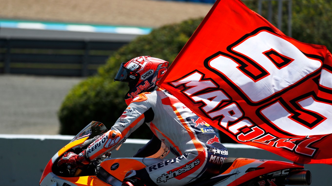 Španielsky motocyklový pretekár Španiel Marc Marquez na Honde oslavuje po jeho víťazstve na Veľkej cene Španielska.