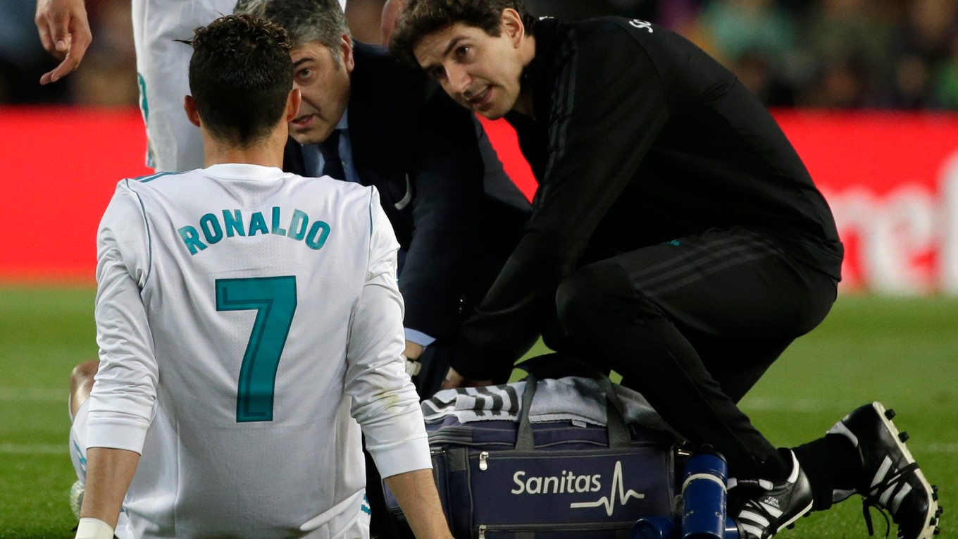 Cristiano Ronaldo slávne derby s Barcelonou nedohral pre zranenie.