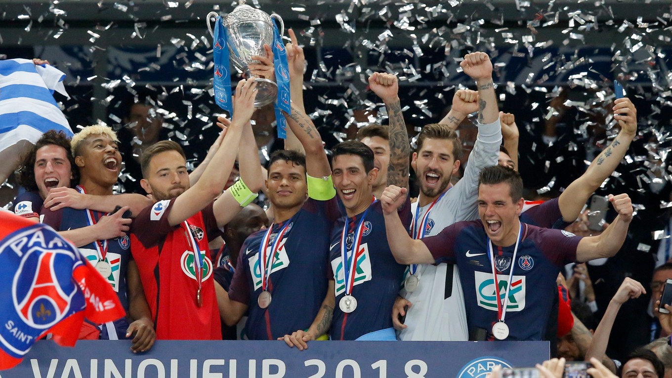 Kapitán PSG Thiago Silva (uprostred vpravo) a kapitán tímu Les Herbiers Sebastien Flochon (uprostred vľavo) držia pohár počas osláv zisku Francúzskeho pohára.