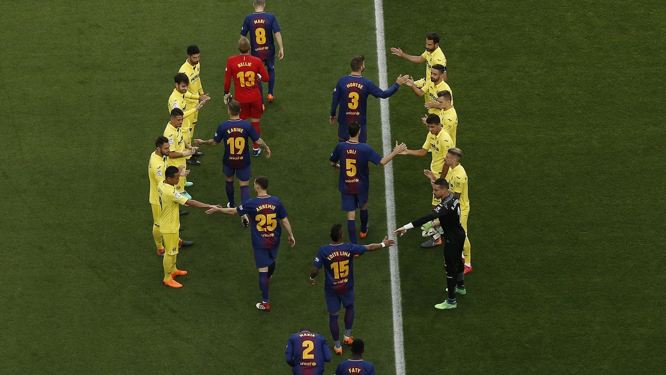 Hráči Villarrealu vytvárajú tzv. uličku slávy futbalistom FC Barcelona.