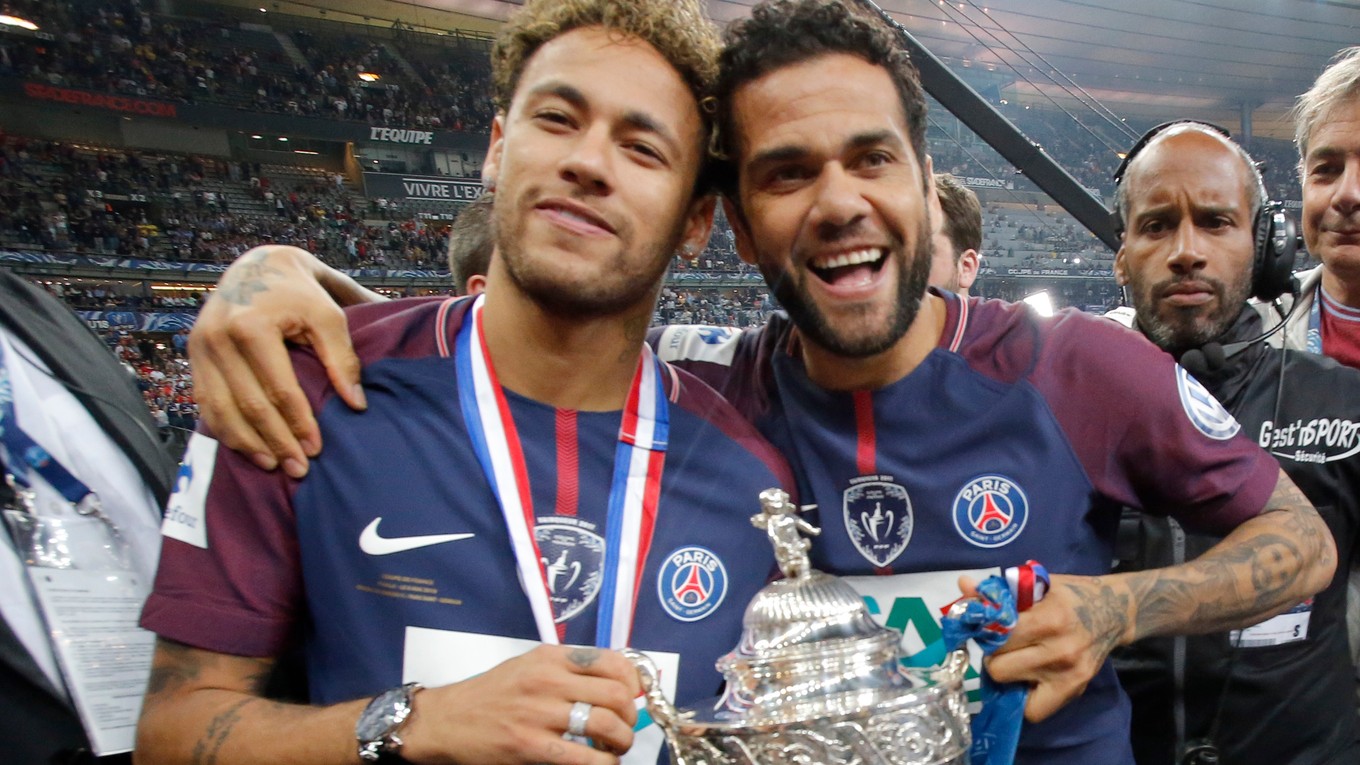 Dani Alves (vpravo) sa spolu s krajanom Neymarom teší zo zisku Francúzskeho pohára.