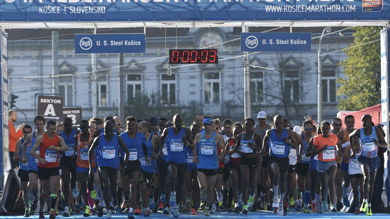 Bežci vyrážajú na trať Medzinárodného maratónu mieru 2017.