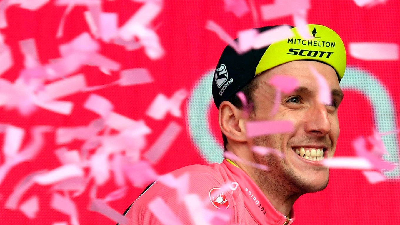 Simon Yates z tímu Mitchelton-Scott si užíva ružový dres vedúceho pretekára v priebežnom poradí po 6. etape.