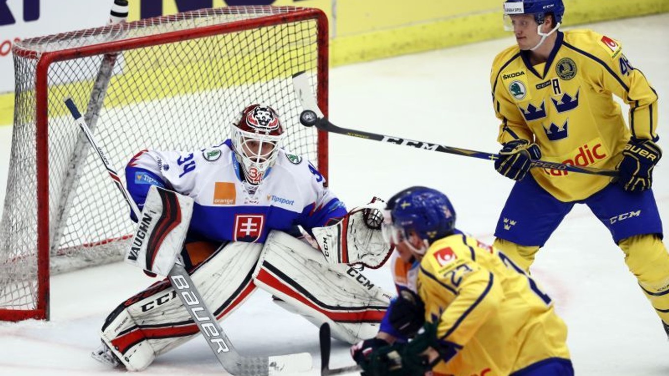 Švédsky hokejista Carl Klingberg strieľa gól Slovákom v zápase Euro Hockey Challenge.
