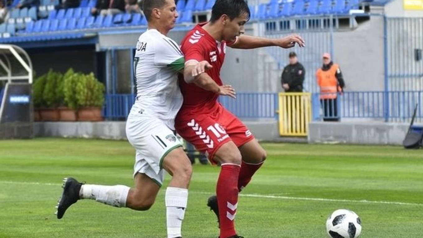 Na snímke vľavo Lukáš Micherda (1. FC Tatran Prešov) a vpravo Ronaldo Chacón (FK Senica).