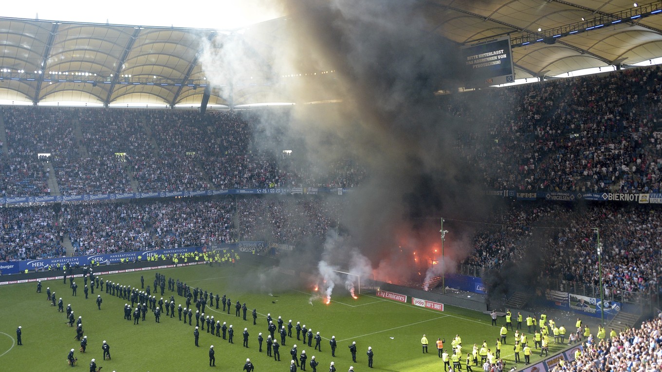 Fanúšikovia Hamburgu prerušili zápas.