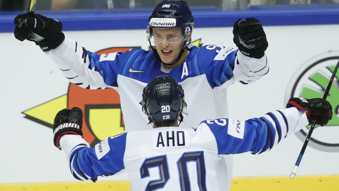 Na čele kanadského bodovania hokejových MS je aj po deviatom hracom dni dvojica fínskych útočníkov Sebastian Aho a Teuvo Teräväinen.