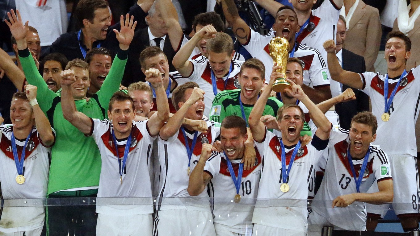 Futbalisti Nemecka pózujú s trofejou pre majstrov sveta za rok 2014.