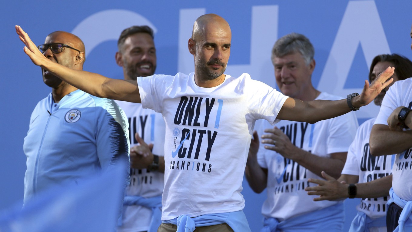 Španielsky futbalový tréner Pep Guardiola predĺžil zmluvu s Manchestrom City o tri roky.