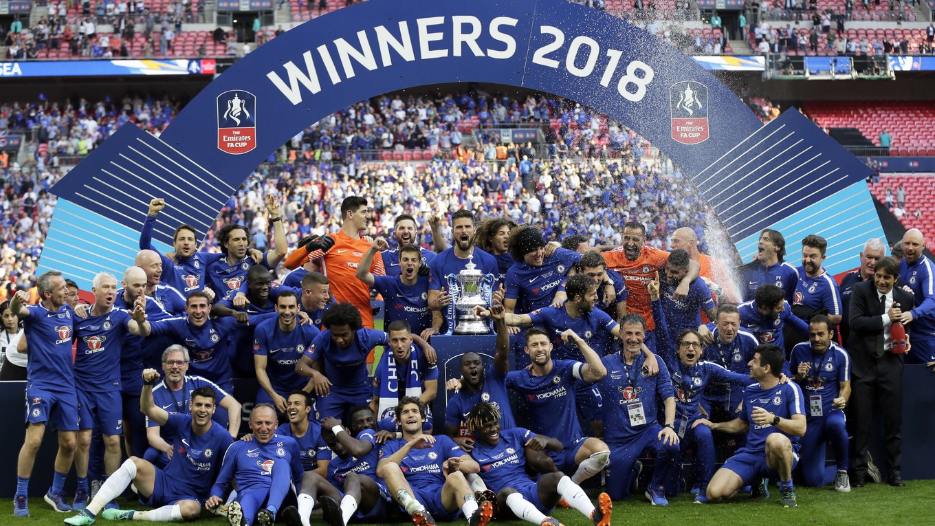 Chelsea oslavuje triumf v prestížnej pohárovej súťaži.