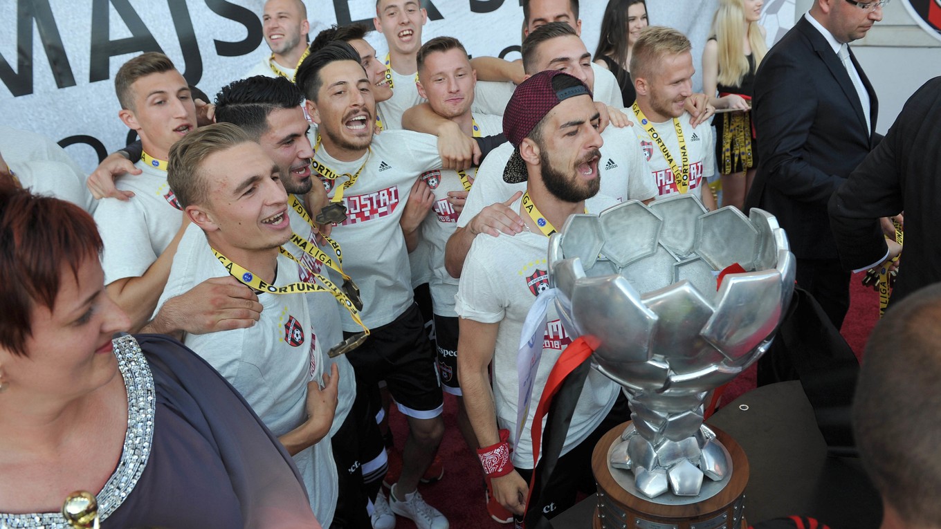 Hráči majstrovského družstva s trofejou preberajú medaile počas odovzdávania ceny v rámci oslavy fanúšikov a futbalistov FC Spartak Trnava zo zisku majstrovského titulu.