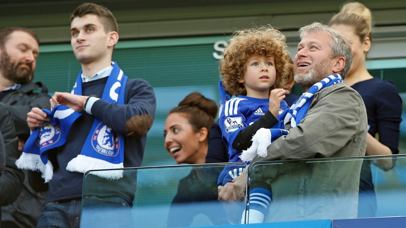 Roman Abramovič so synom počas zápasu jeho Chelsea Londýn.
