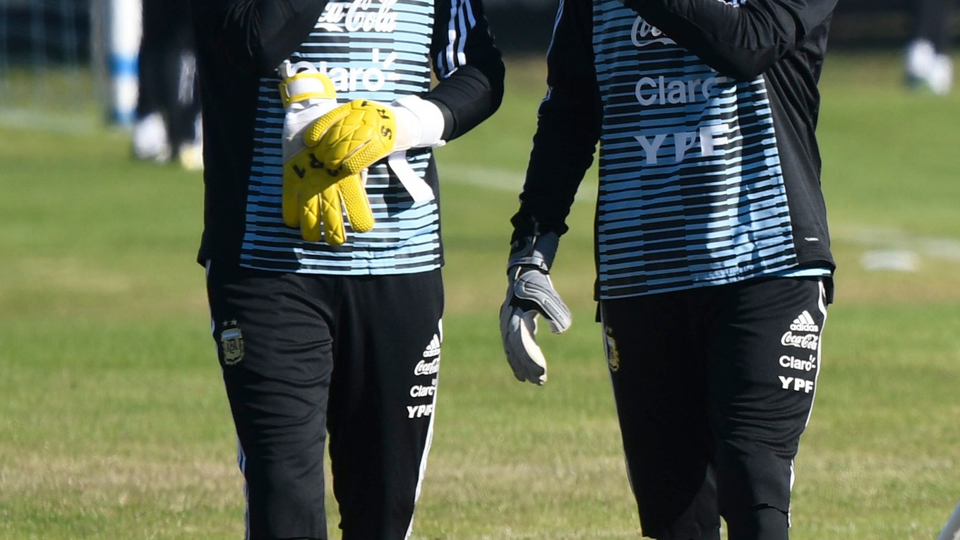 Sergio Romero (vľavo) sa zranil počas tréningu.