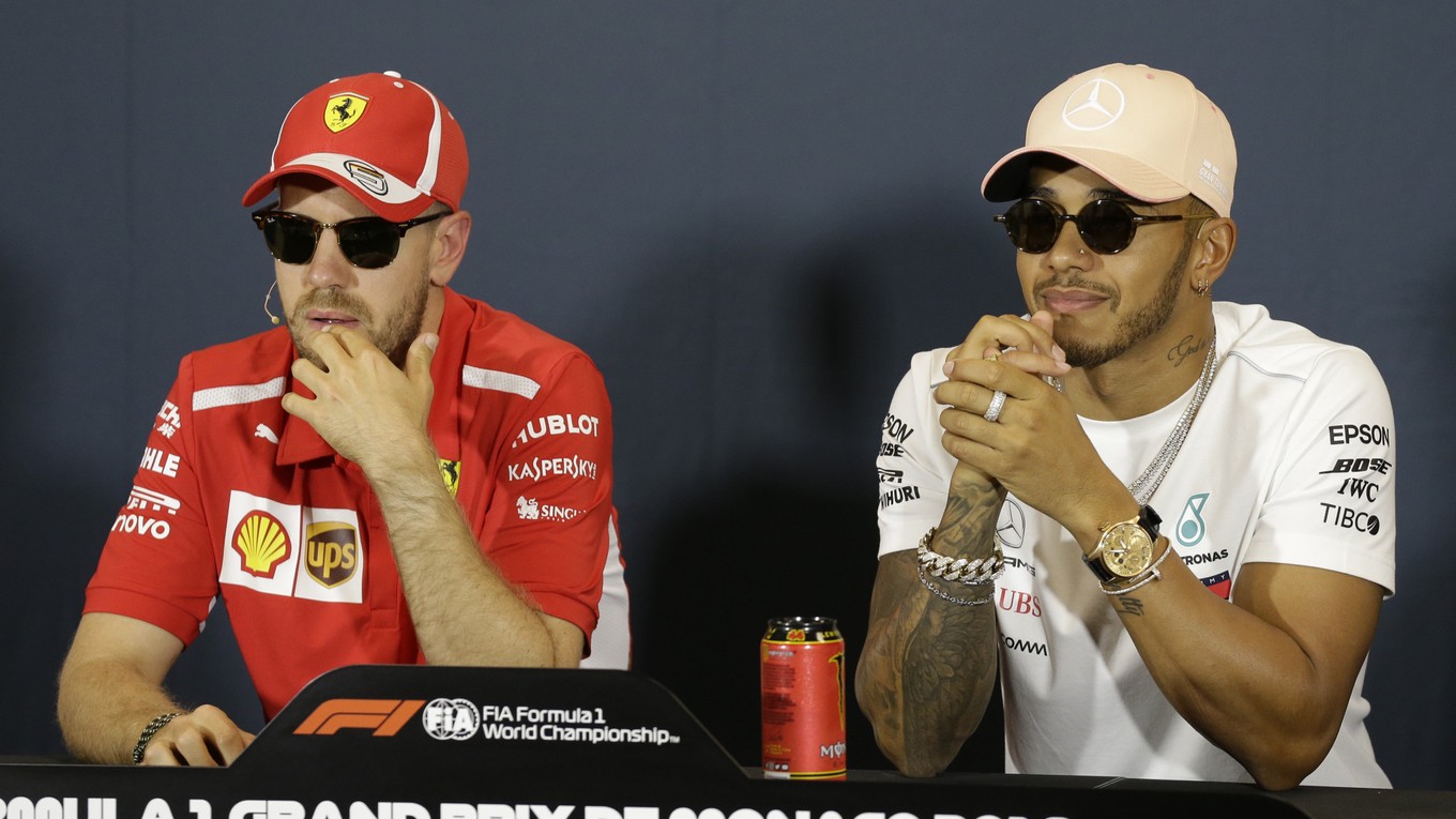 Sebastian Vettel (vľavo) triumfoval v Monaku minulý rok. Lewis Hamilton zase ovládol ostatné dve Veľké ceny. Bude víťazom v Monaku jeden z týchto dvoch jazdcov?
