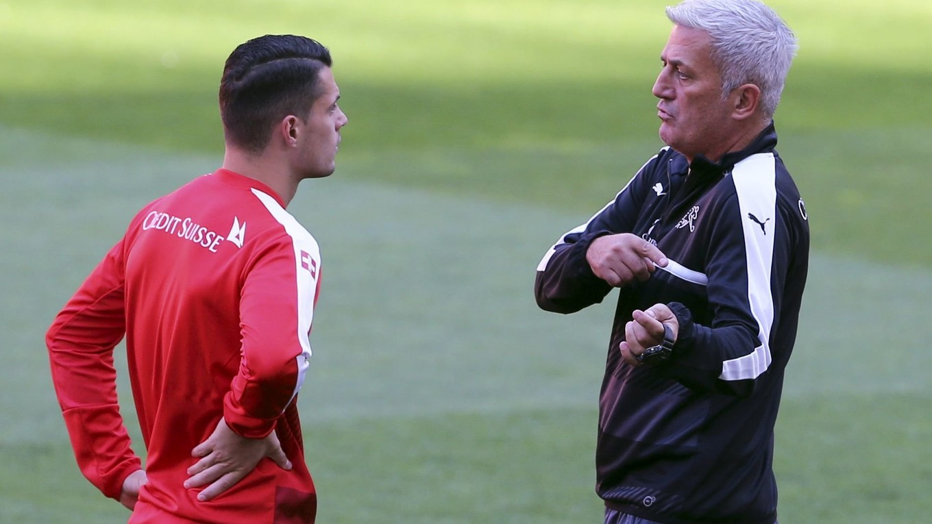 Tréner švajčiarskej futbalovej reprezentácie Vladimir Petkovič a Granit Xhaka.