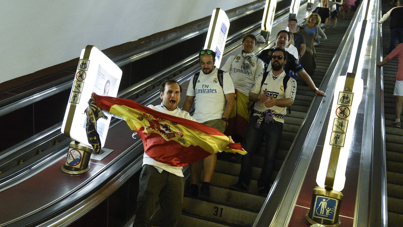 Fanúšikovia Realu Madrid vchádzajú do kyjevského metra.