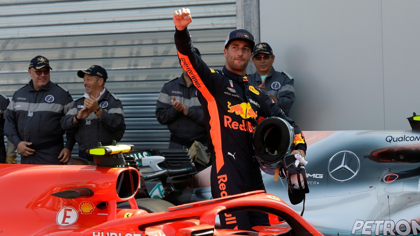 Daniel Ricciardo zdraví fanúšikov po ússpešnej kvalifikácii.