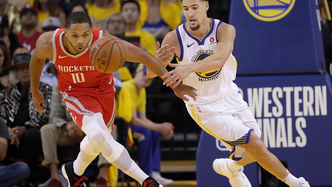 Eric Gordon (vľavo) v červenom drese Rockets a domáci Klay Thompson v súboji.