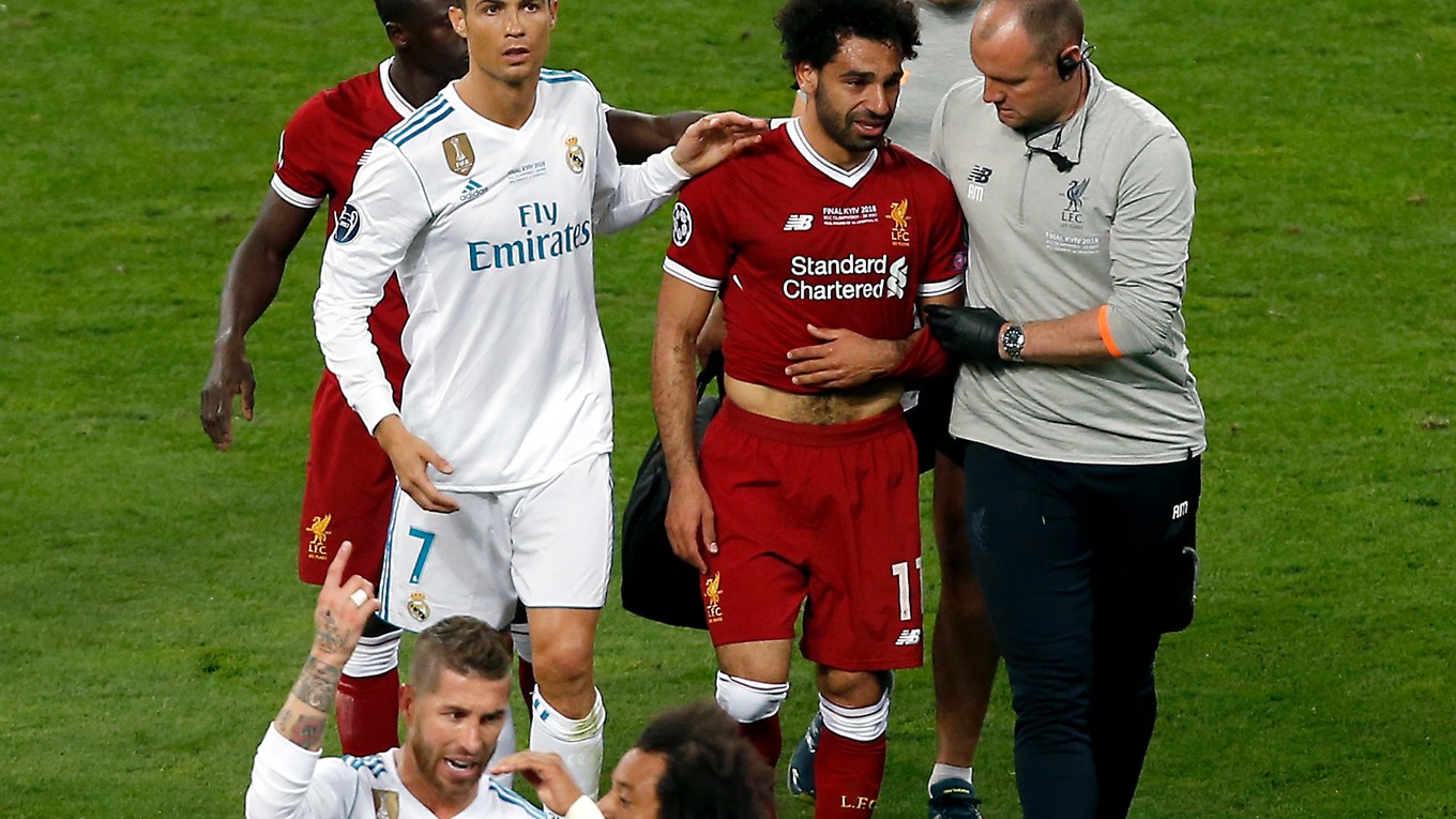 Mohamed Salah odstupuje zo zápasu finále Ligy majstrov kvôli zraneniu ramena.