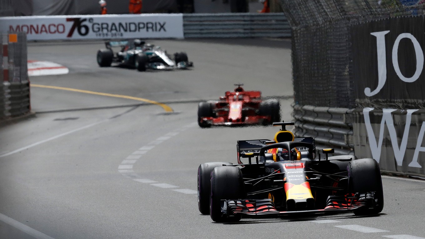 Daniel Ricciardo, za ním Sebastian Vettel a Lewis Hamilton.