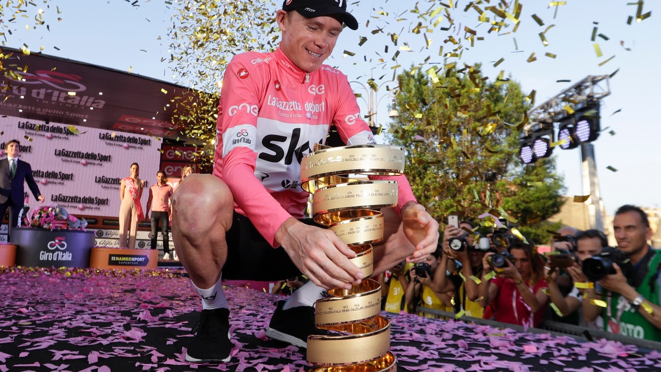 Chris Froome s trofejou pre víťaza pretekov Giro d'Italia.