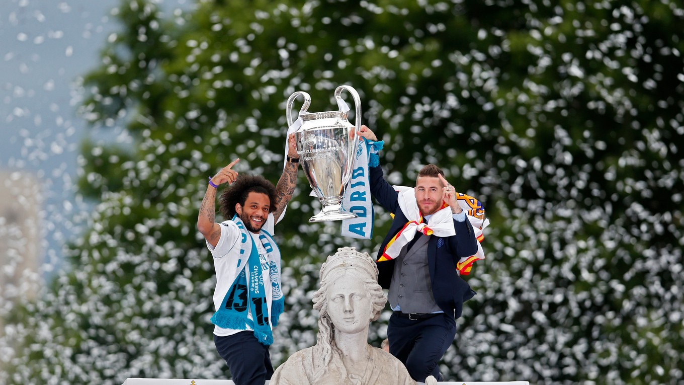 Marcelo (vľavo) a Sergio Ramos na fontáne Cibeles.