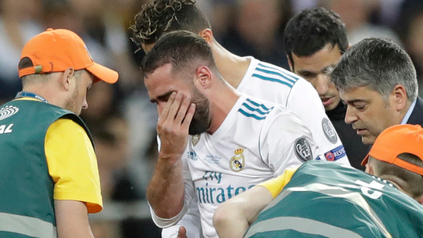 Dani Carvajal (uprostred) opúšťal finále Ligy majstrov predčasne a v slzách.