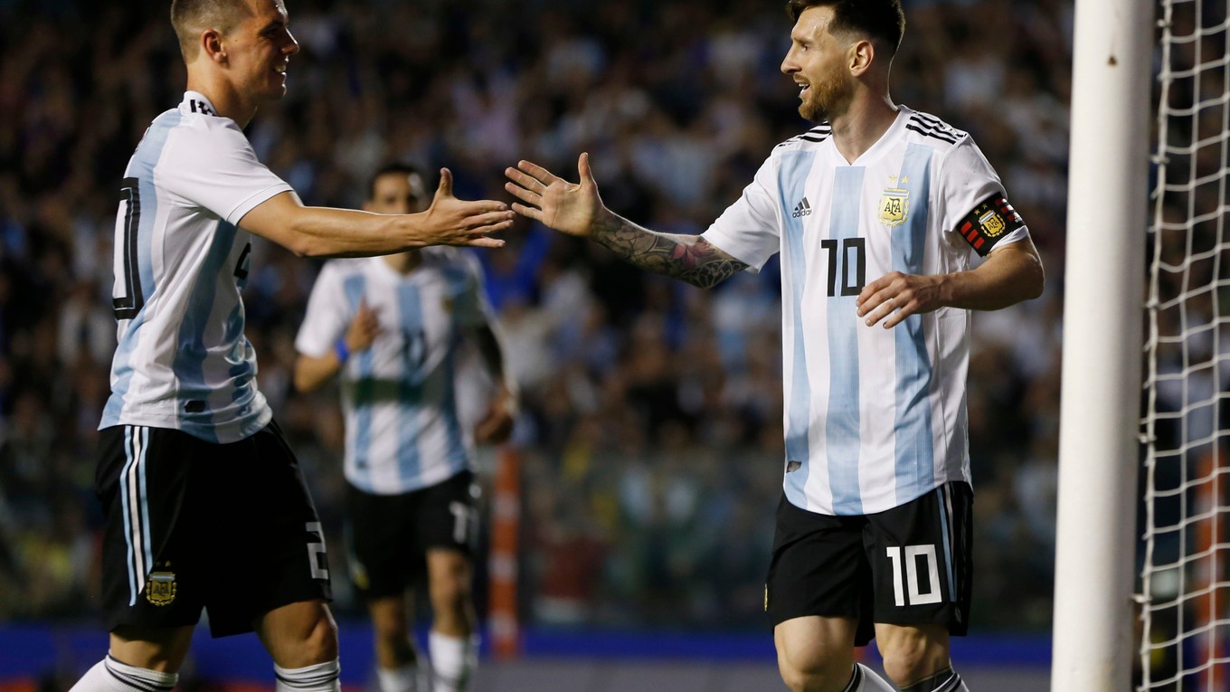 Lionel Messi (vpravo) sa raduje po jednom zo svojich gólov.