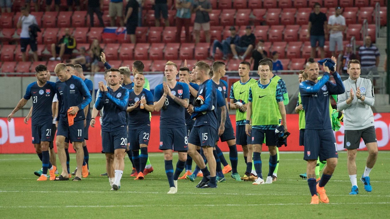 Slovenskí futbalisti po stretnutí ďakujú fanúšikom.