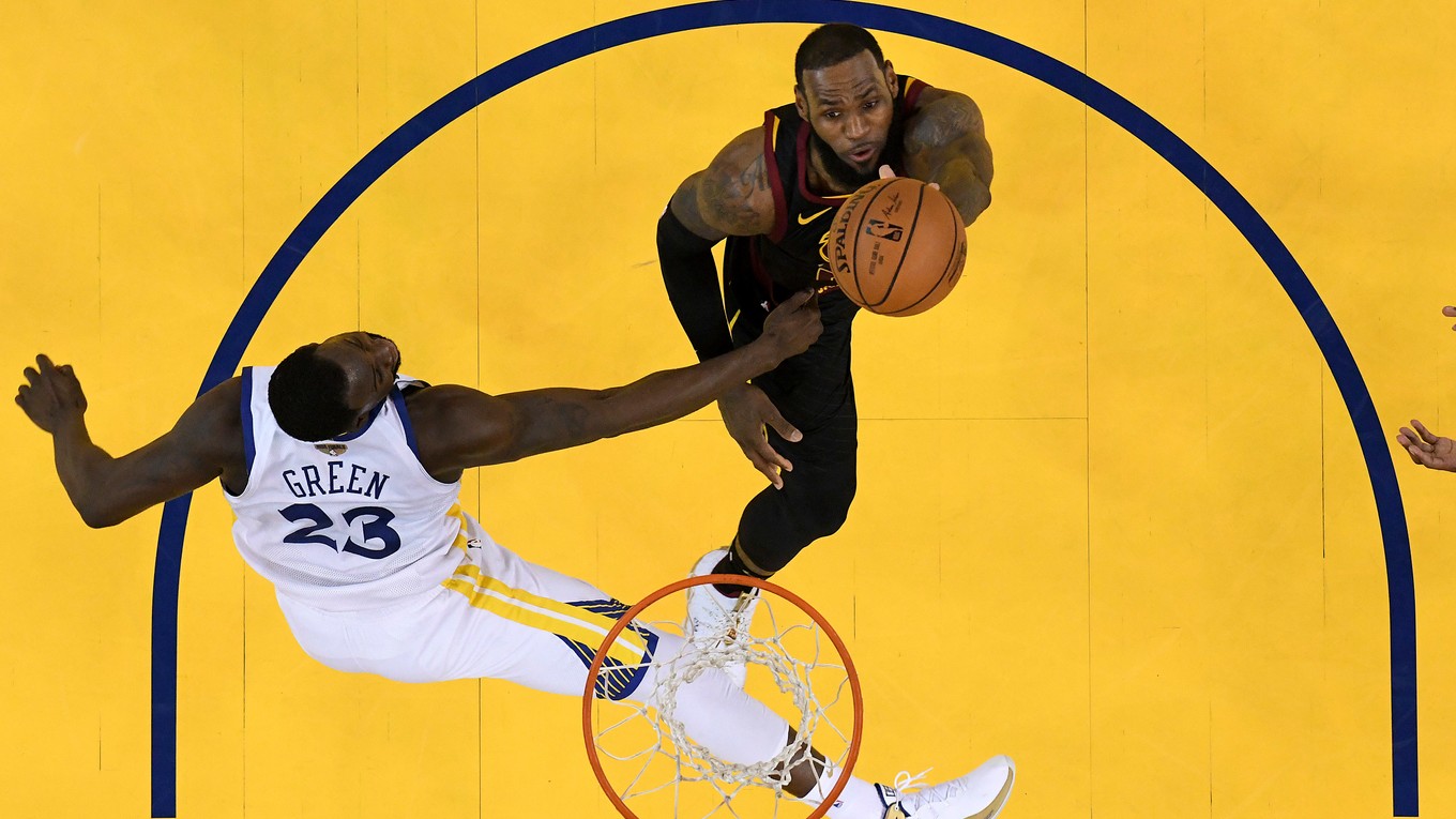 Basketbalisti Golden State Warriors zdolali v úvodnom finále Cleveland Cavaliers 124:114 po predĺžení.