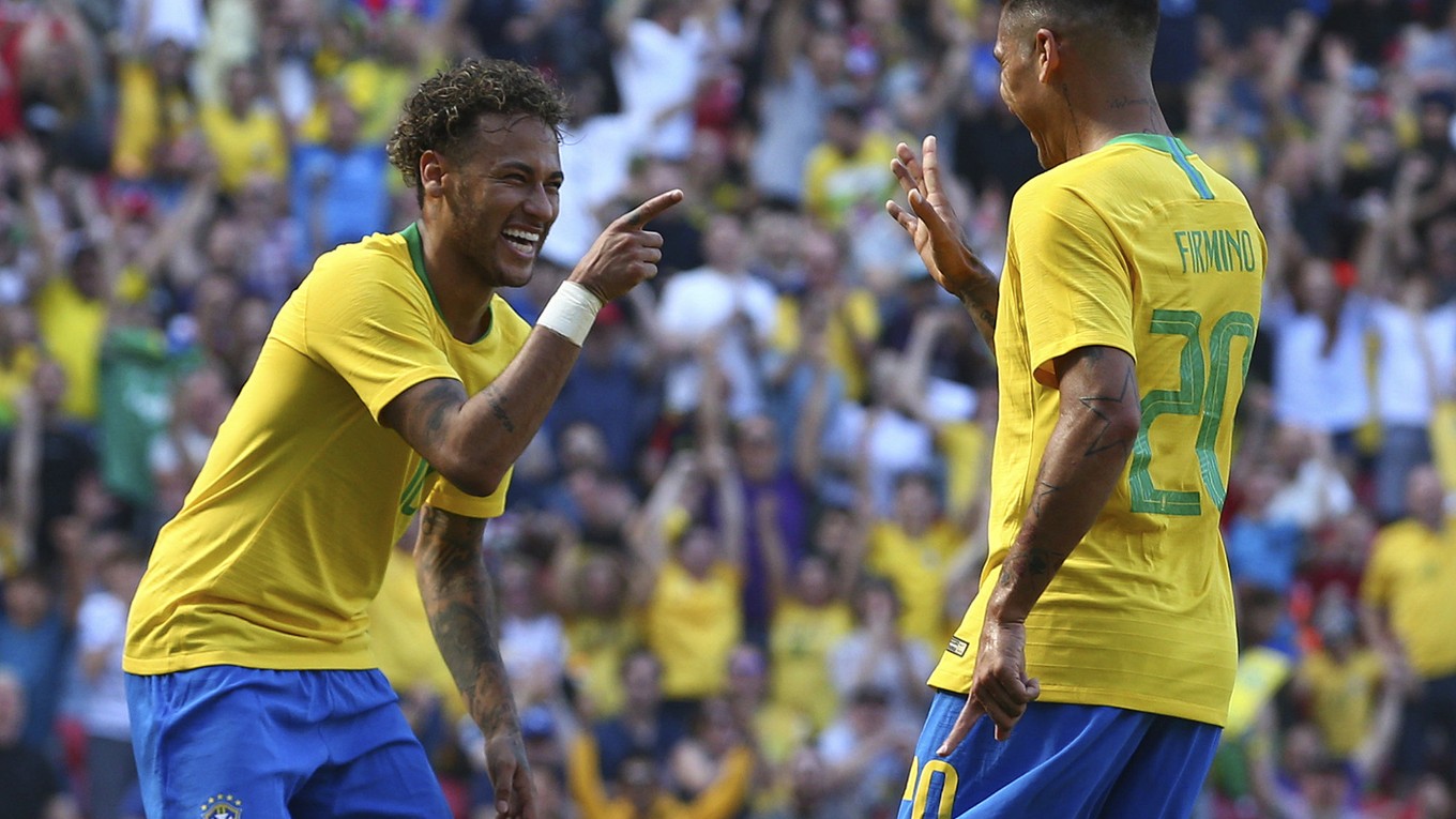Neymar (vľavo) hneď pri svojom návrate oslavoval krásny gól.