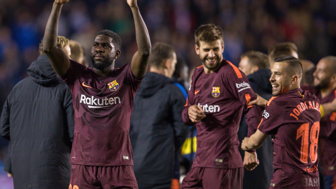 Samuel Umtiti (vľavo) predĺžil zmluvu s FC Barcelona.
