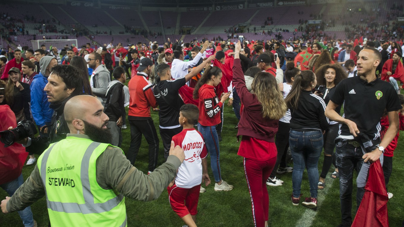 Marockí fanúšikovia vbehli na trávnik po skončení prípravného futbalového stretnutia Maroko - Slovensko.