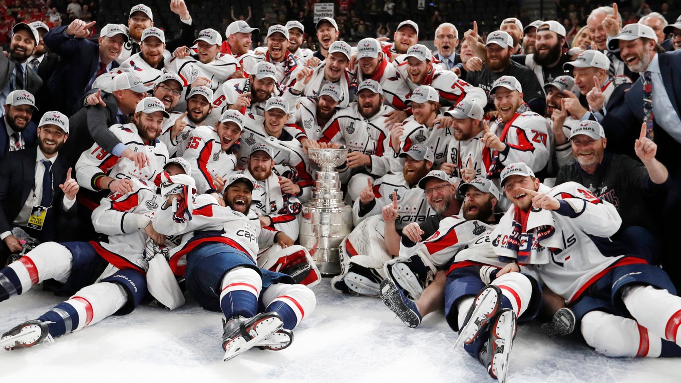 Washington oslavuje triumf v piatom finálovom zápase NHL a zisk Stanleyho pohára.