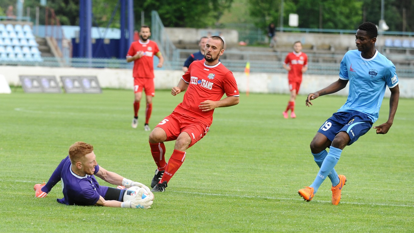 Na snímke z roku 2016 zasahuje Matúš Ružinský ešte ako brankár Košíc.