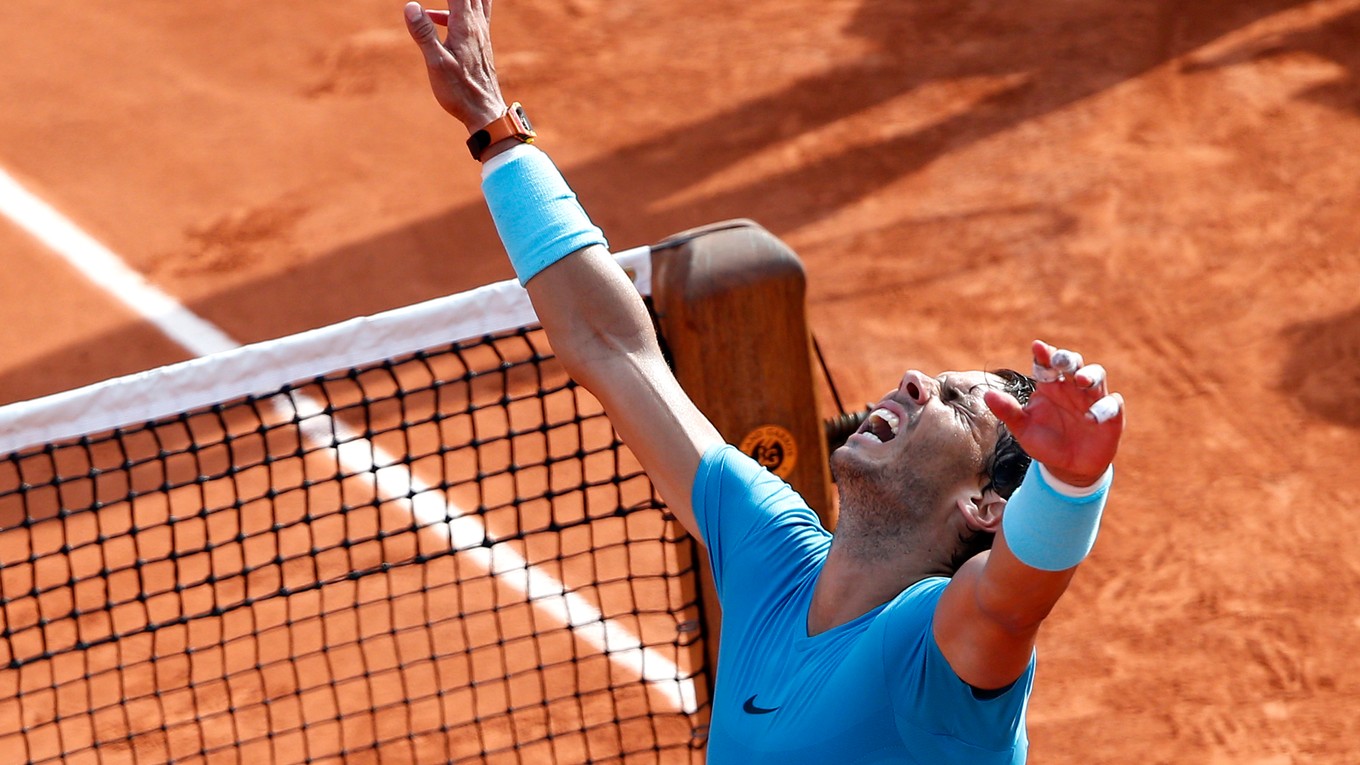 Rafael Nadal oslavuje postup do finále.