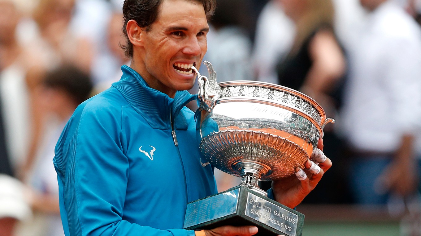 Rafael Nadal si zahryzol do trofeje na Roland Garros jedenástykrát v kariére.