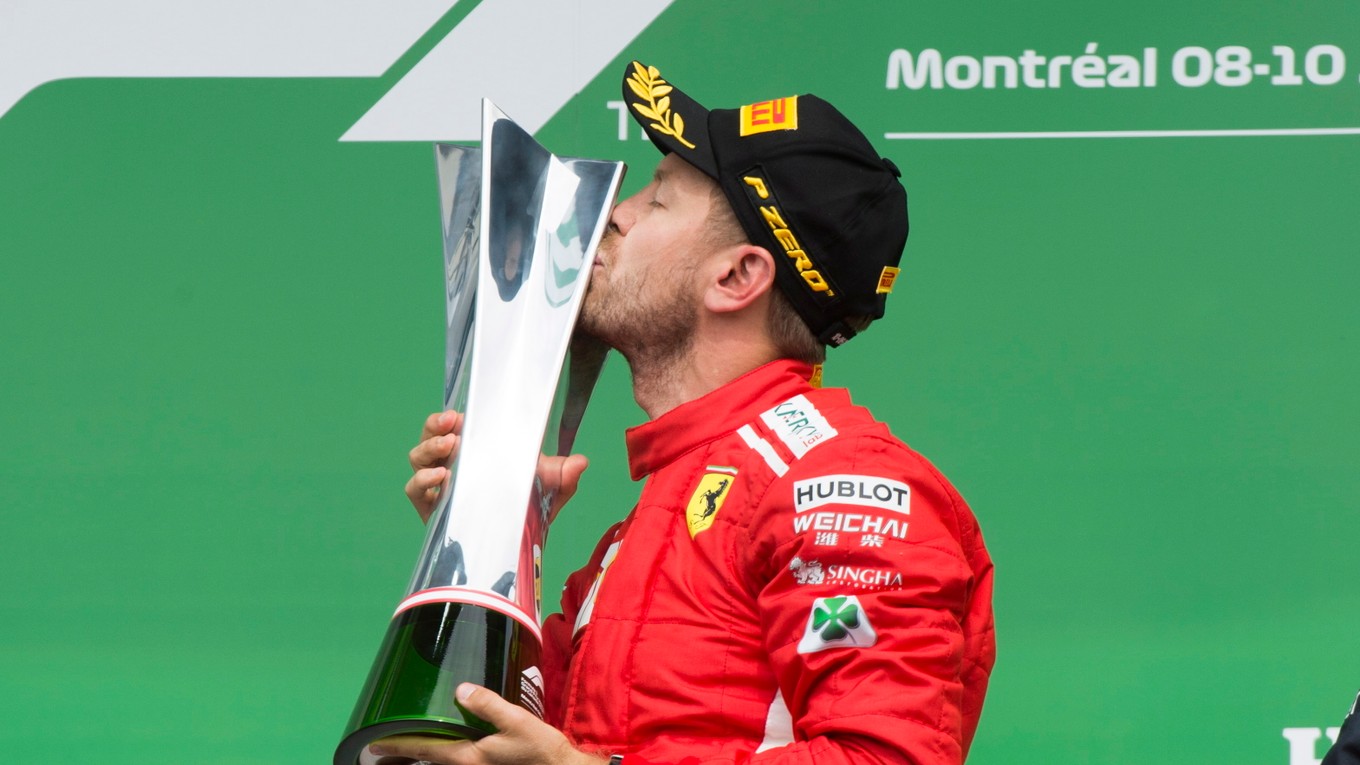 Sebastian Vettel oslavuje triumf na VC Kanady.