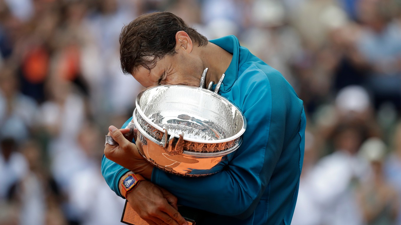 Rafael Nadal sa po jedenásty raz vo svojej kariére mohol tešiť z trofeje pre šampióna Roland Garros.