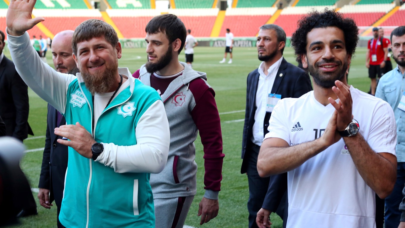 Mohamed Salah (vpravo) prišiel na štadión v bielom drese svojej reprezentácie, Kadyrov mal zeleno-bielu teplákovú súpravu.